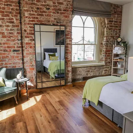 Town Hall Apartment *