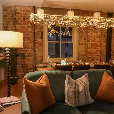 Town Hall Apartment *