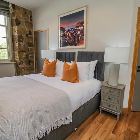 Town Hall Apartment *
