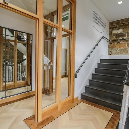 Town Hall Apartment *